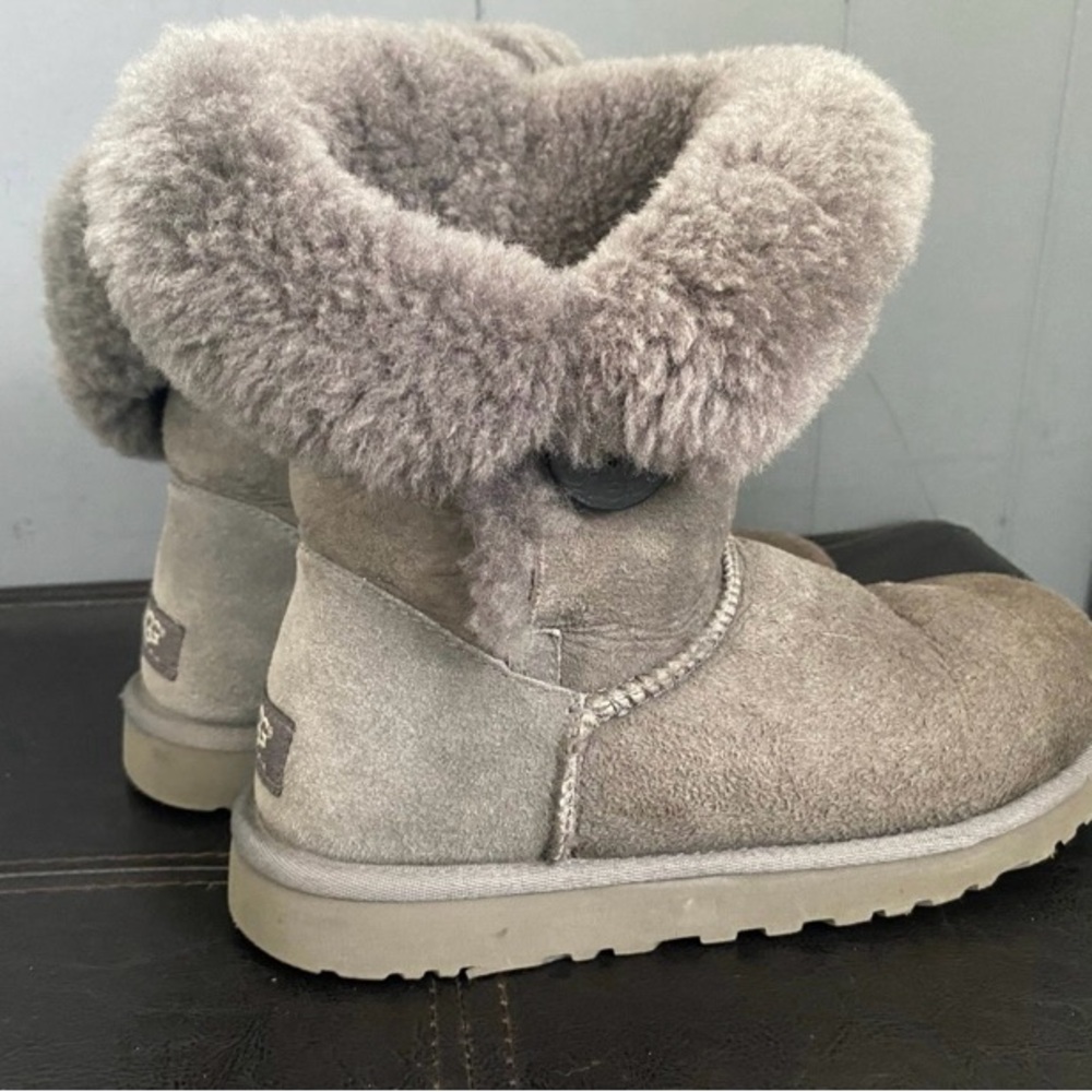 Pre-owned UGG Bailey Button Suede Boot Sz 7 Grey Women’s